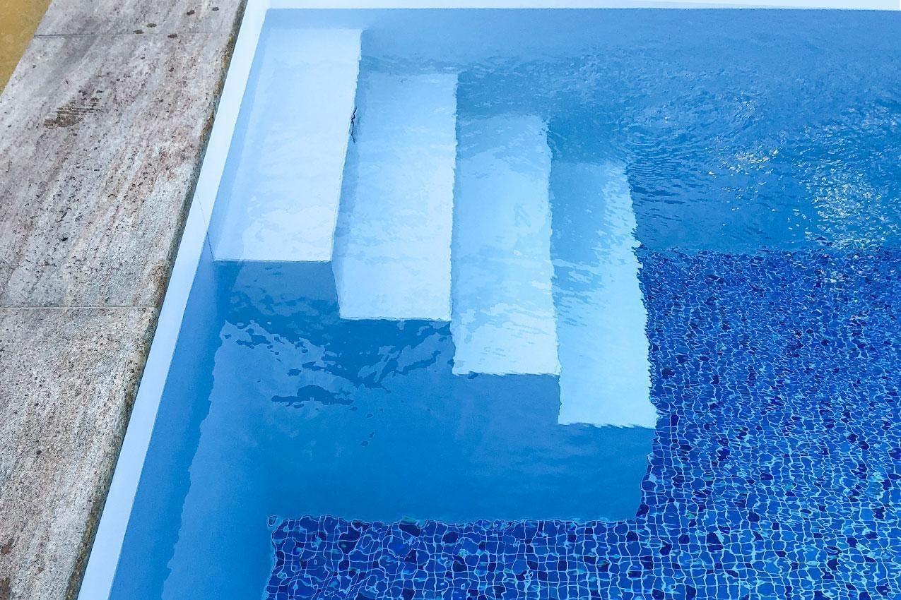 DKS Pool Weiss Mosaik